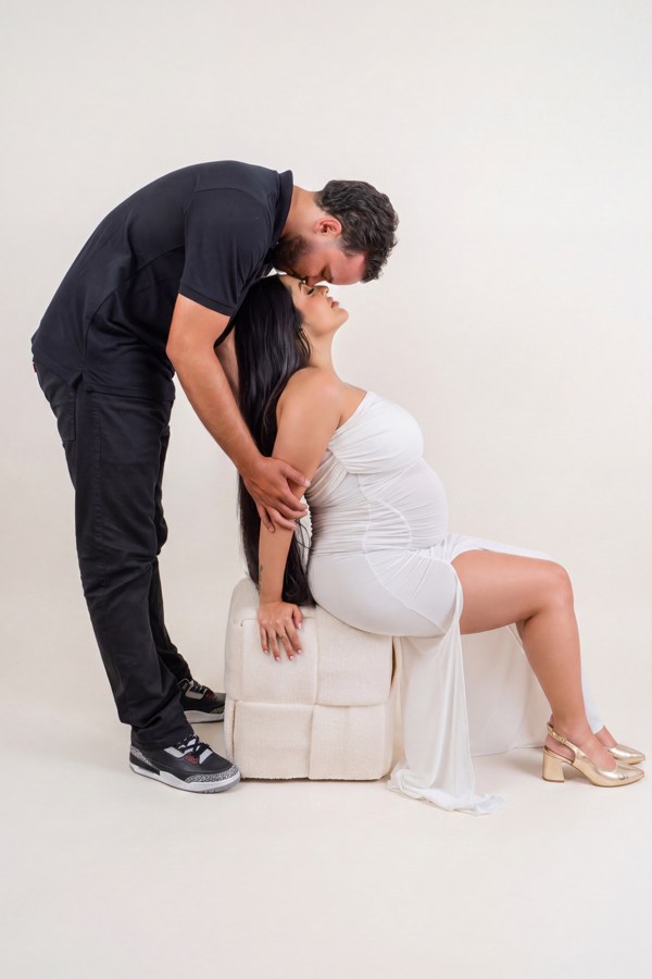 Retrato de pareja con vestido blanco durante la espera