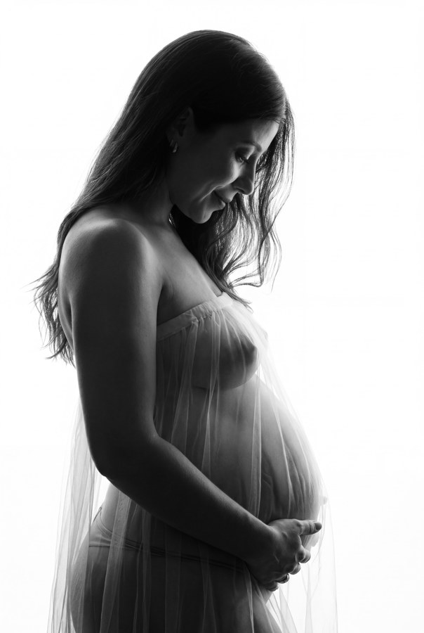 Retrato de maternidad a contraluz en blanco y negro